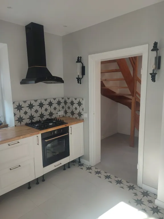 Дом с камином, красивой беседкой  большой территорией недалеко от моря