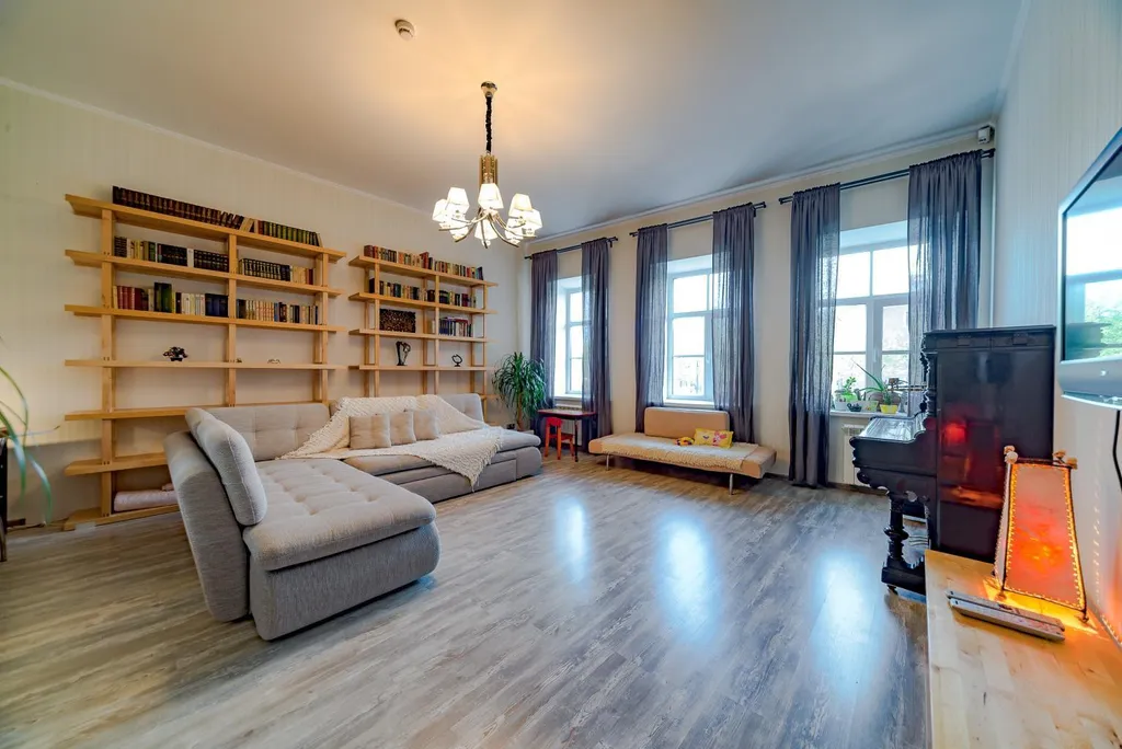 В центре, с видом на Адмиралтейский канал и "Новую Голландию"