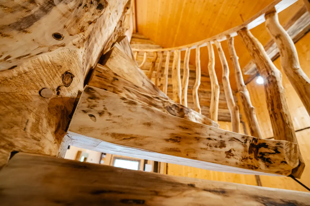 Дом с деревом