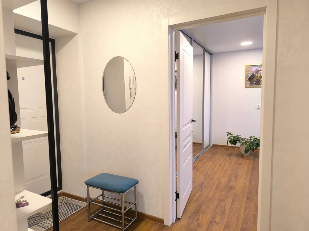 Светлая квартира с просторной кухней недалеко от центра