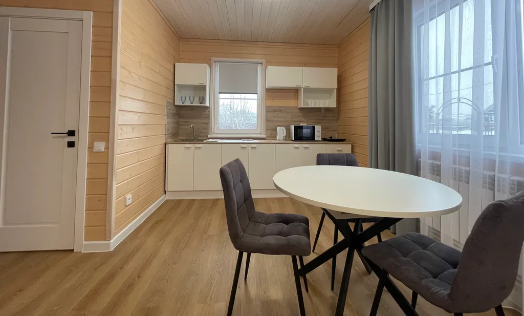 Студия на берегу озера рядом с сосновым бором