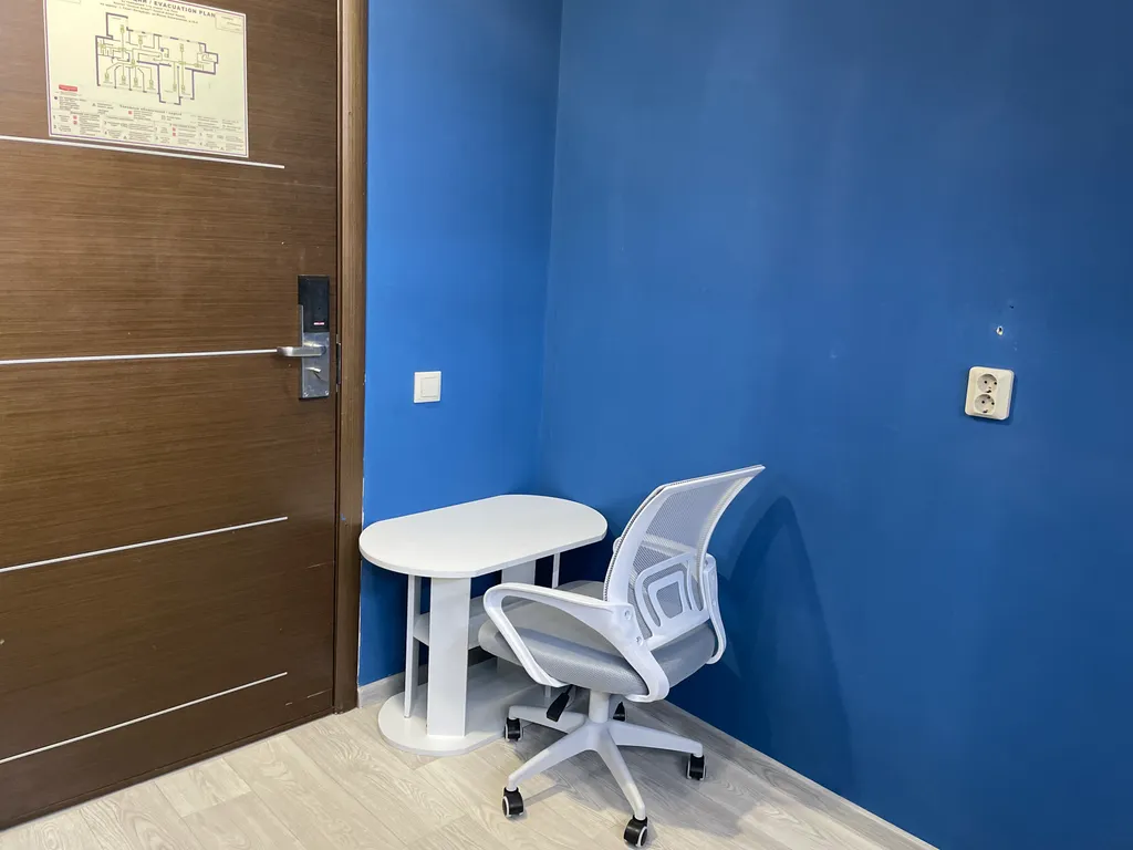 Синяя комната на мансарде