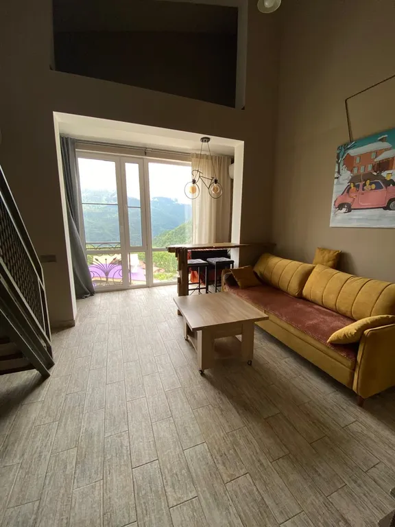 Двухуровневая студия с видом на горы