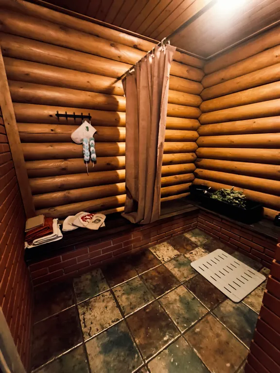 Уютный загородный дом с баней и прудом недалеко от моря