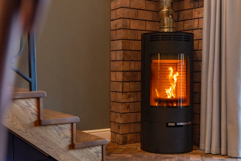 Уютная двухуровневая квартира с камином