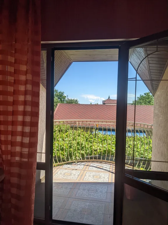 Просторный номер с балконом