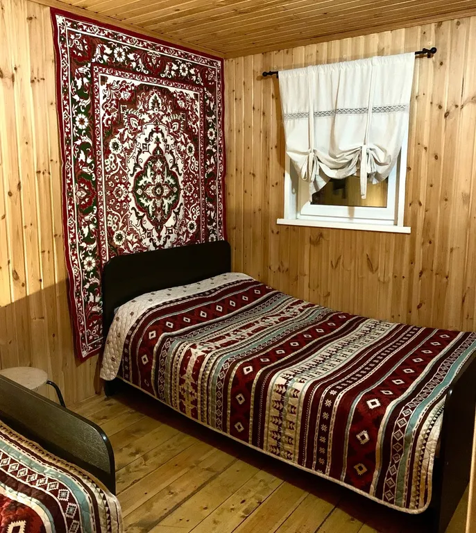 Домик стилизованный под Охотник на природной локации