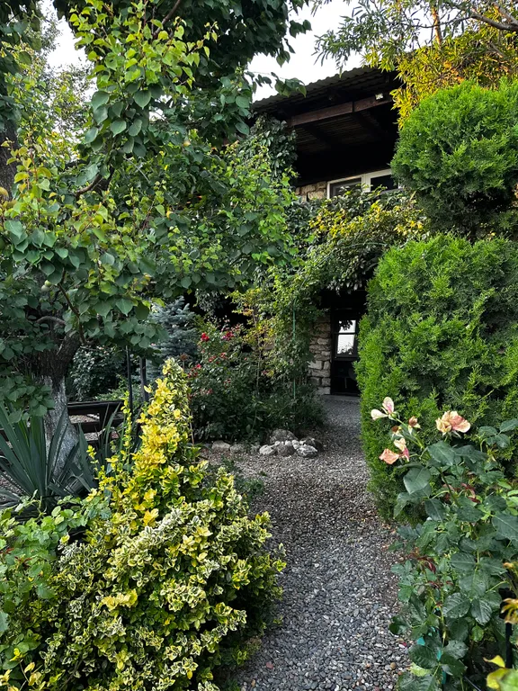 Комнатка для двоих с удобствами в Море Цветов