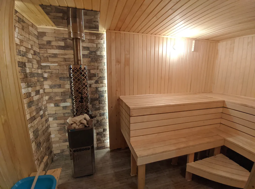 Большой дом с большим залом и с баней