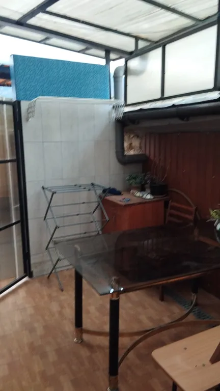 Уютная двухуровневая квартира с обеденной зоной во дворе