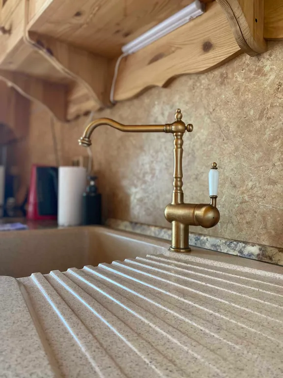 Деревянный дом на берегу реки с беседкой