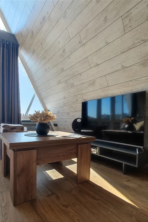 Панорамный домик с теплым бассейном в пяти минутах ходьбы от города