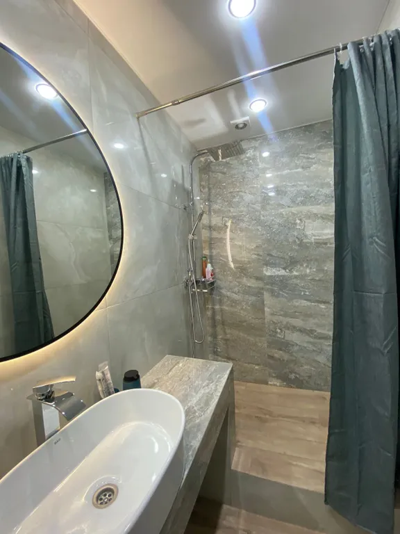 Номер люкс с большой двухспальной кроватью