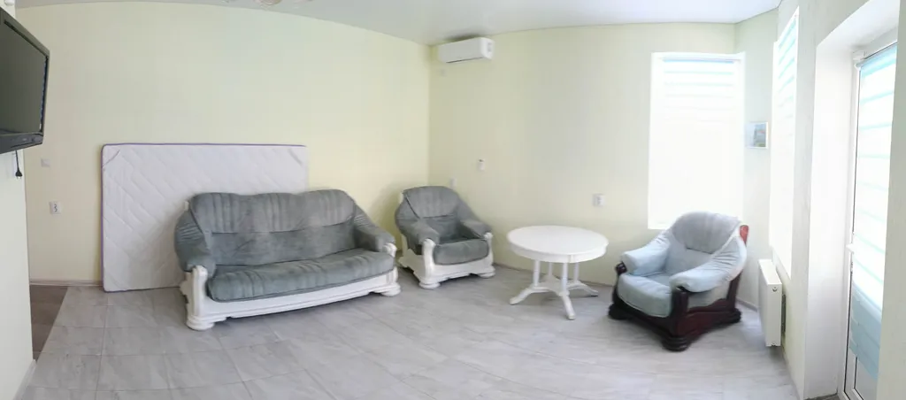 Уютная комната с отдельной кухней в коттедже