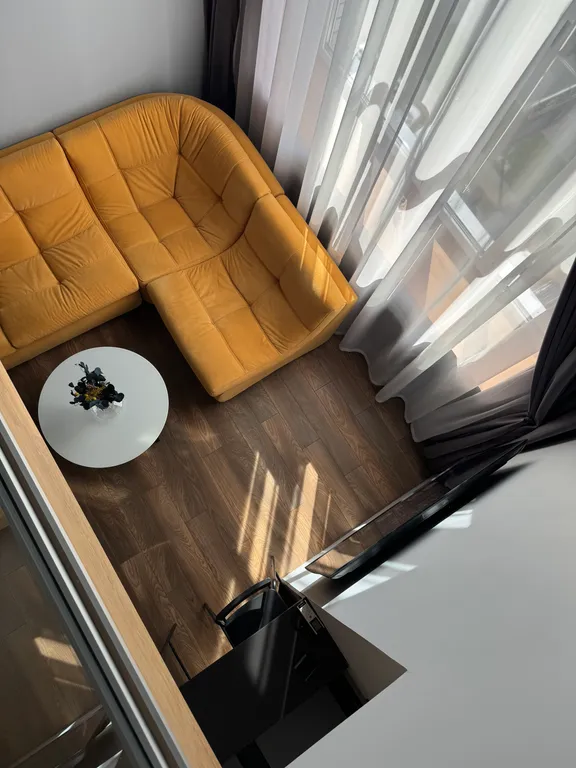 Стильная двухуровневая студия с захватывающим видом на город