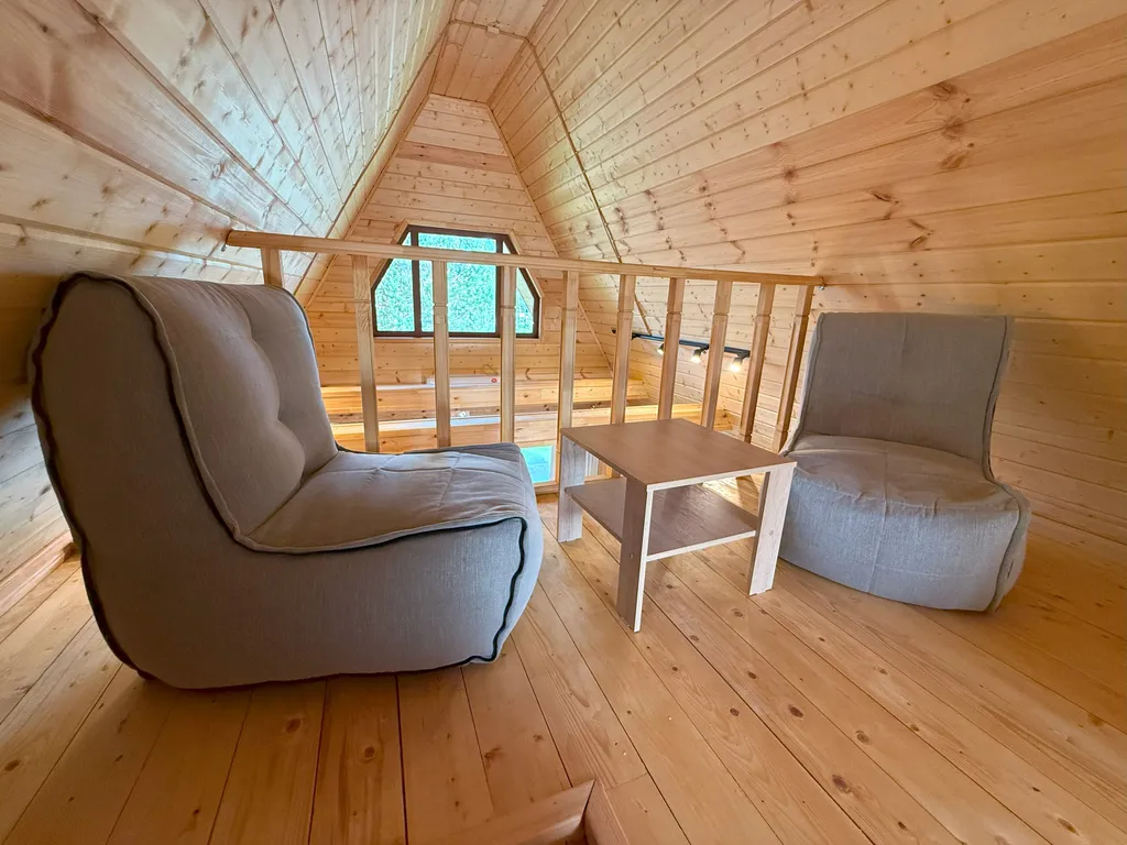 Дом шалаш 2-комнатный у леса