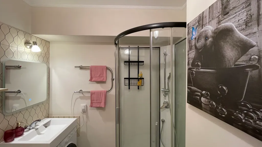 Не в отеле, а в квартире