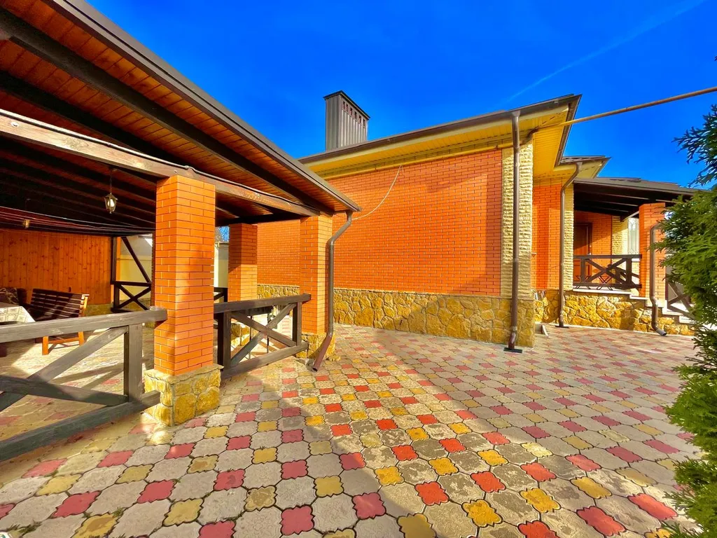 Огромный дом для большой семьи Лоза винограда