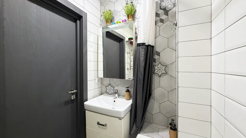 Просторная студия с большим окном в центре Красной Поляны