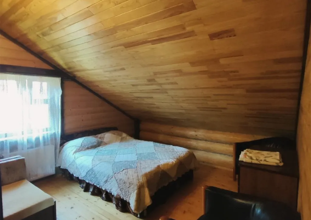 Бревенчатый коттедж на озере Селигер