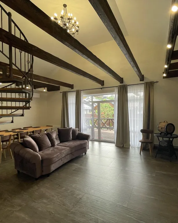 Коттедж для отдыха вблизи леса, с отдельной территорией и баней