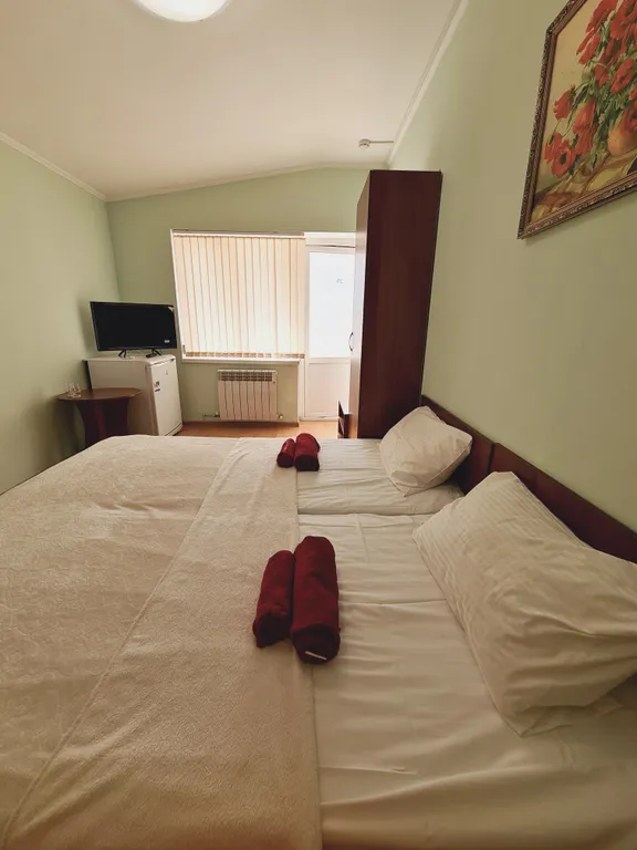 Двухместный стандарт с двуспальной и с двумя односпальными кроватями