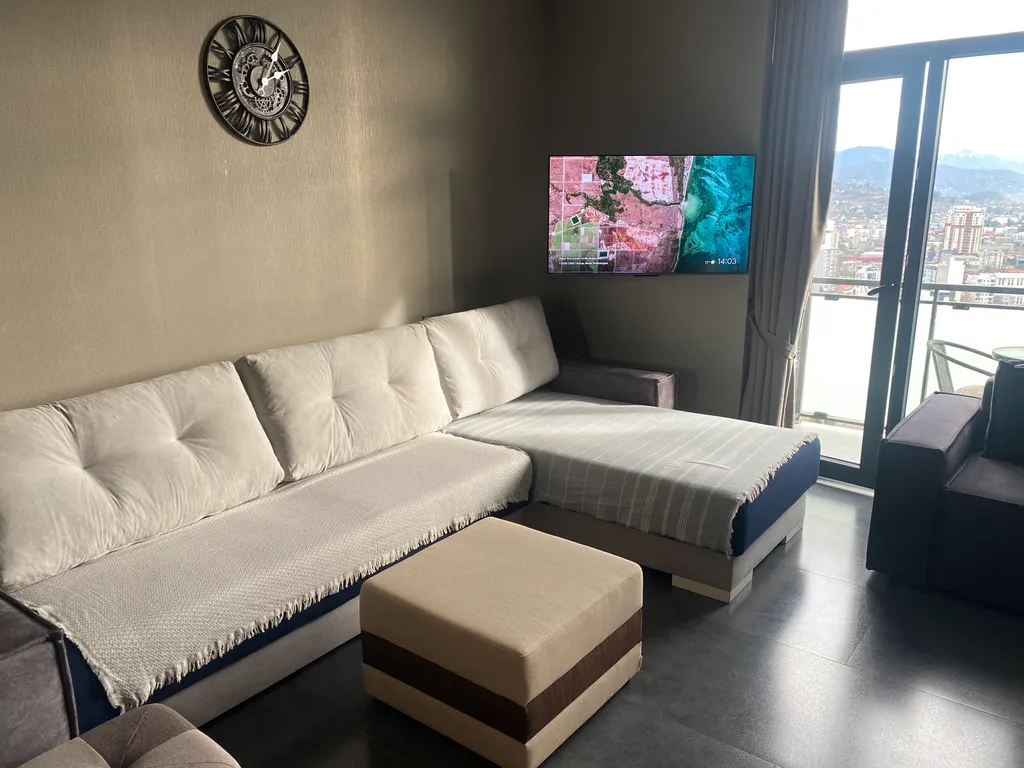 Большая высокая светлая студия на 26 этаже