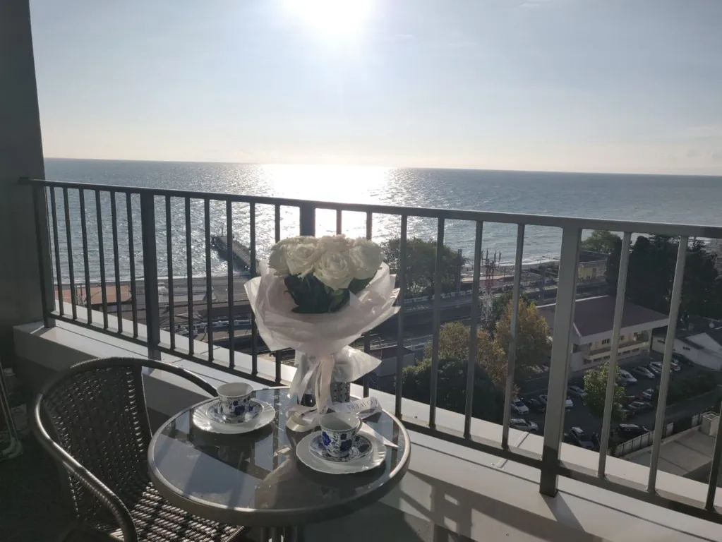 Ретро студия с панорамными окнами с видом на море, бассейн