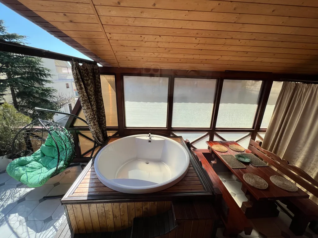 Дом с сауной и большой ванной на террасе