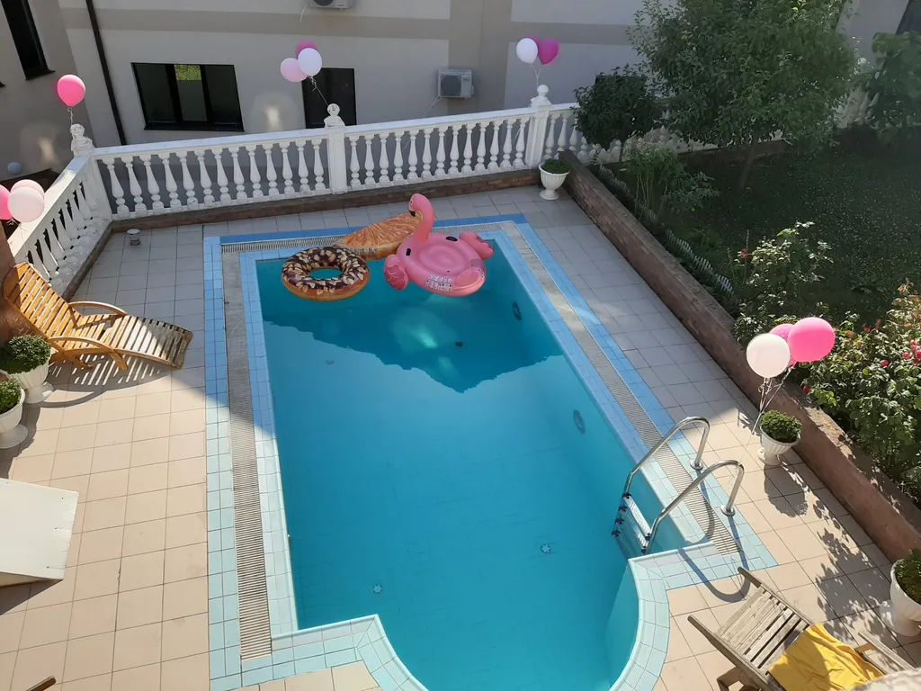 Дом с бассейном недалеко от моря