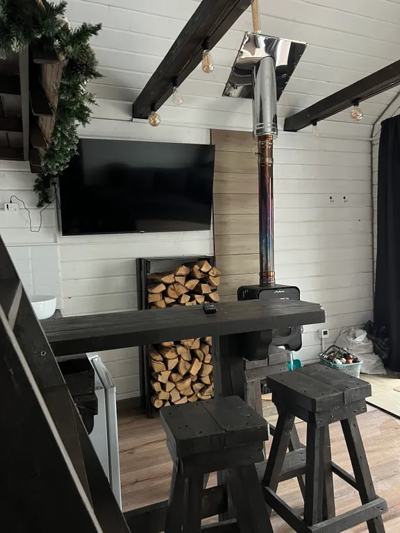 Коттедж Уютный домик с камином и кедровой бочкой на берегу озера — Лобня