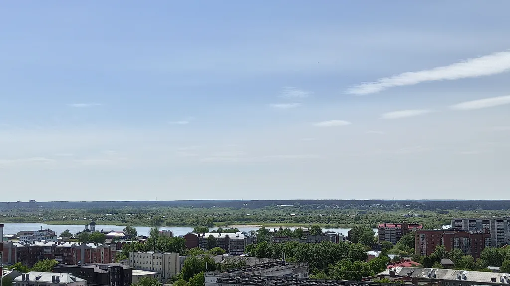 С видом на город и реку