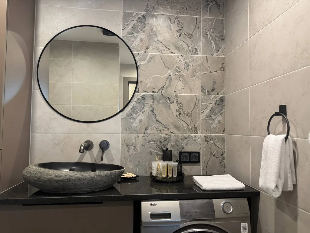 Дом проживание на вершине горы с видом на озеро, горы и лес