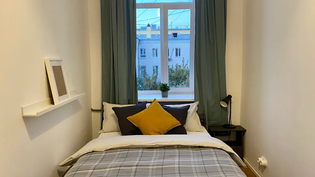 Комната с высокими потолками в центре