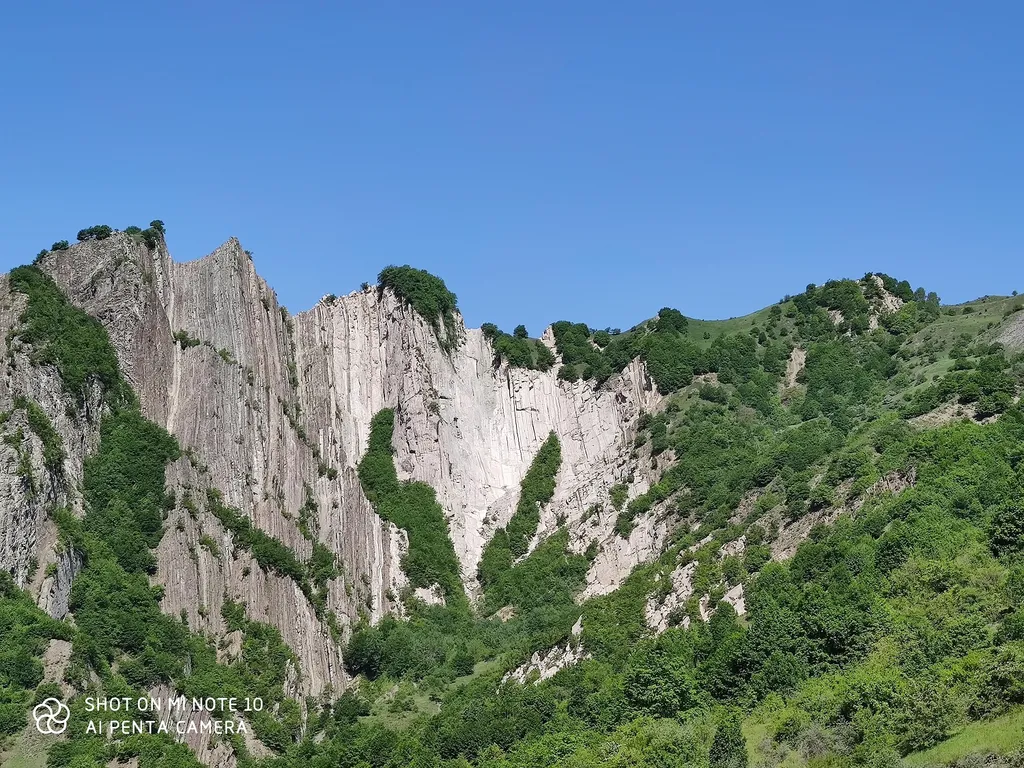 Вилла с садом и видом на горы