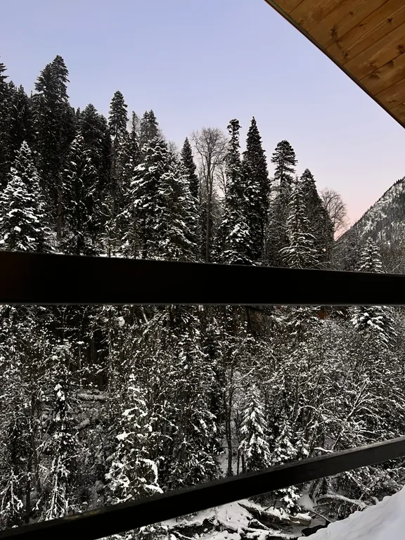 Коттедж в окружении реки,гор и леса