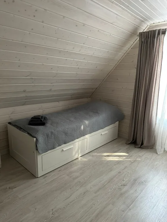 Уютный дом в лесу с видом на залив