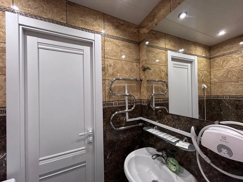 Современная трехкомнатная квартира с большой кухней