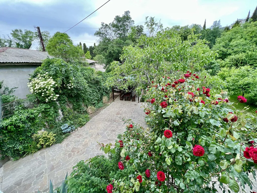 Дом в Гаспре с бассейном и беседкой