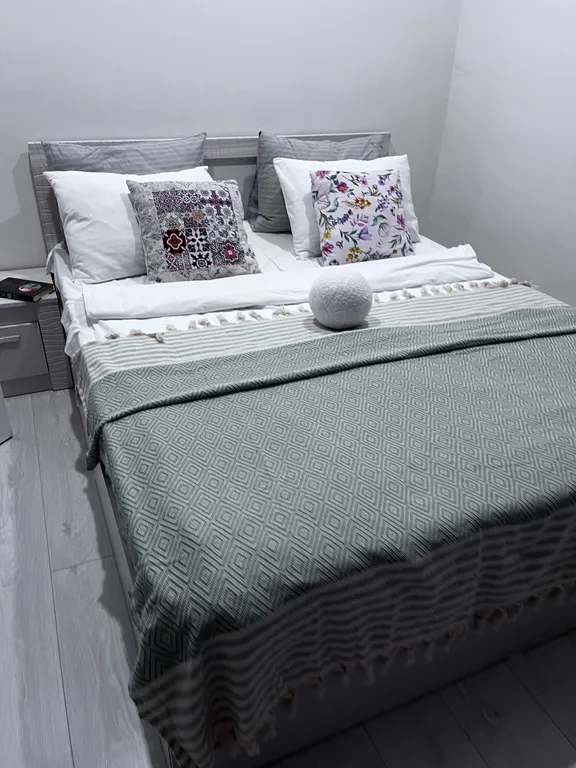 Квартира Квартира с новым ремонтом на первом этаже окна выходят на парковку — Элиста