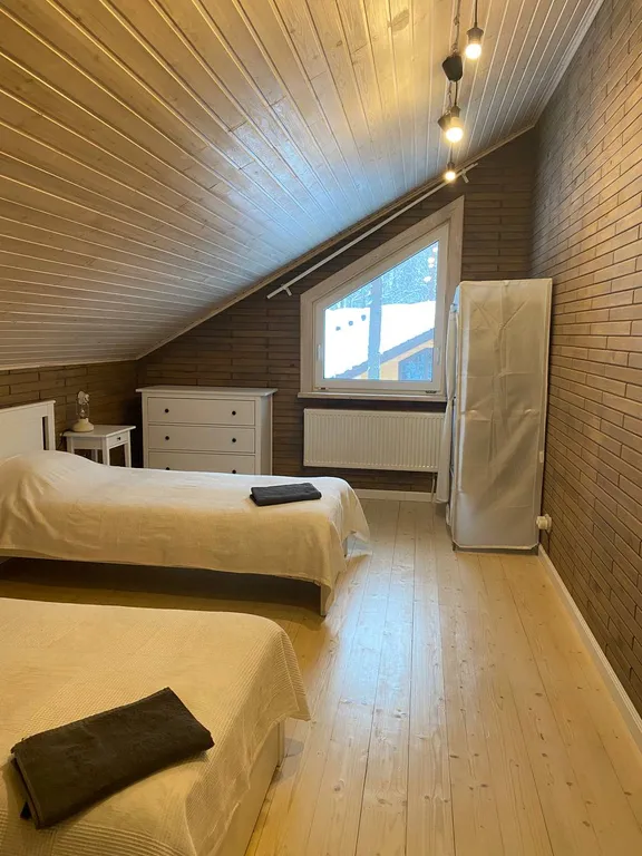 Домик в лесу на берегу озера