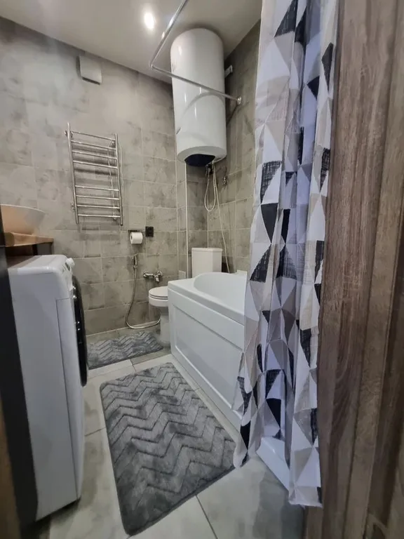 Просторная солнечная стильная студия в современном стиле