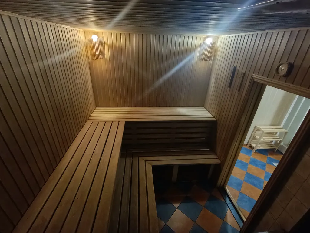 Дом на лесной опушке с банeй на дpовax и бильярдом