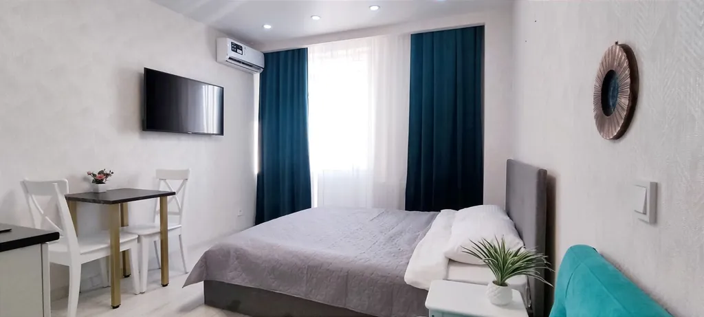 Видовая студия с большой лоджией, кондиционером и джакузи