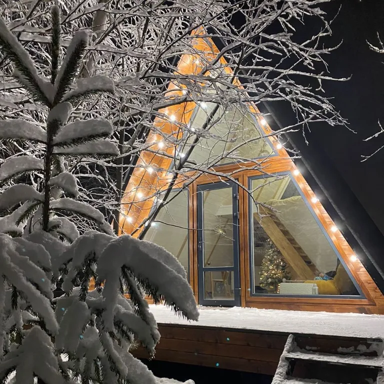 Уютный треугольный домик