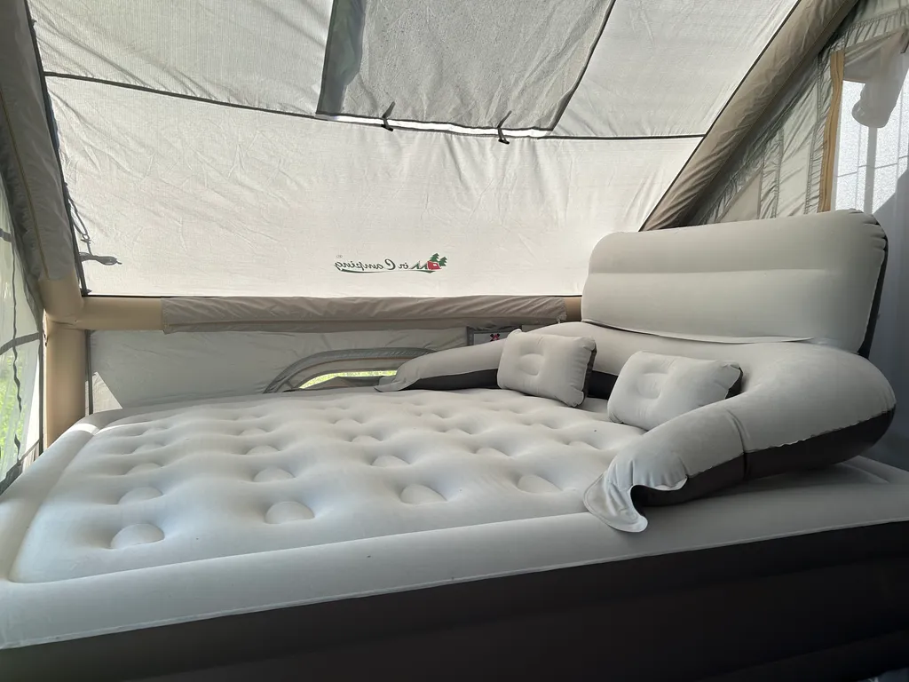 Уютная надувная палатка ждет вас на закрытой территории