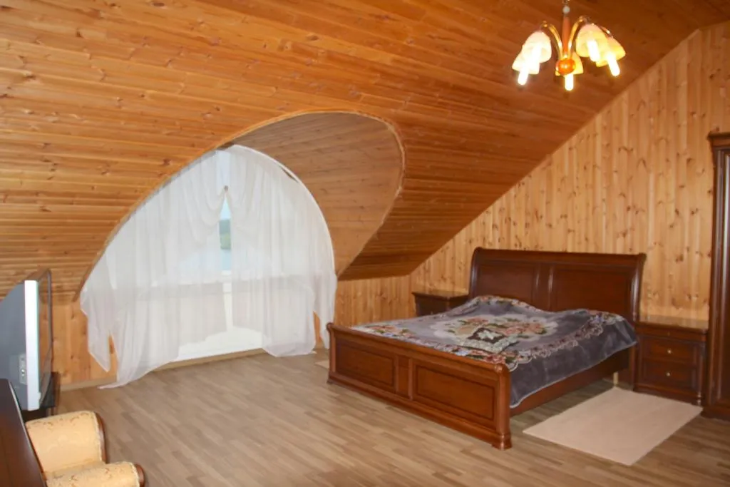 Уютный коттедж с бассейном на берегу реки Волга