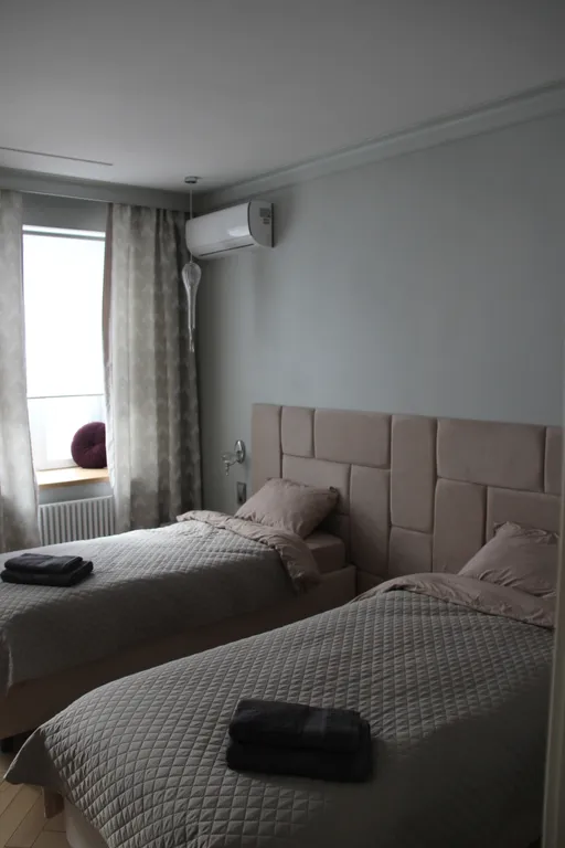 Уютная квартира с камином в центре