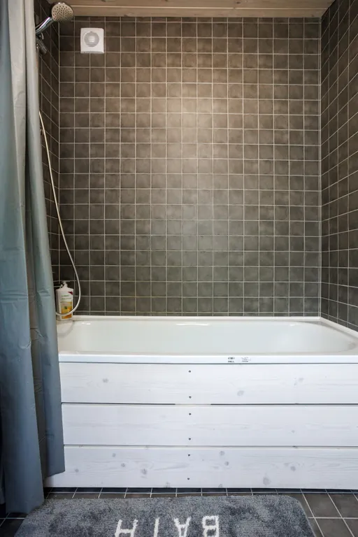 Загородный дом у леса и конюшни