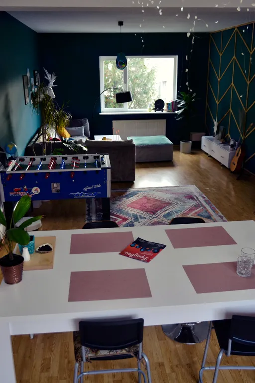 Комната в необычной квартире с видом на ручей и деревья (см. описание)